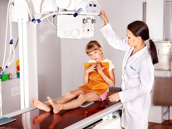 Dziecko z lekarz radiolog. — Zdjęcie stockowe