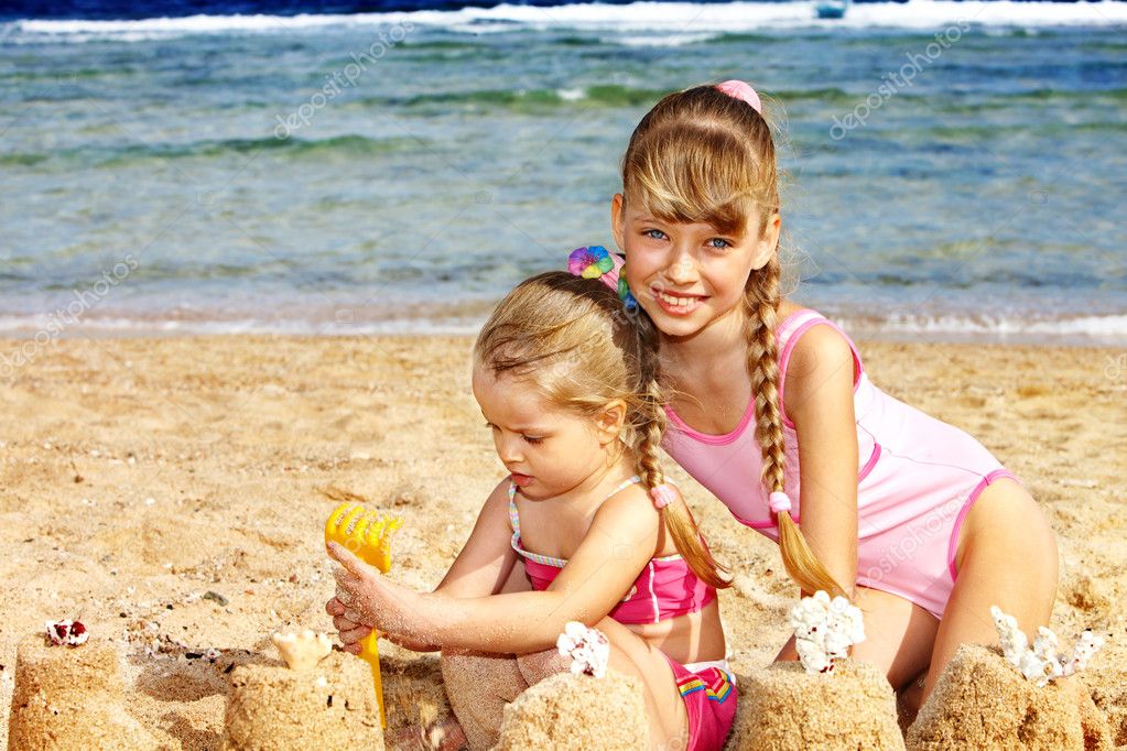 Little girls models 8 12 private. Дети на море. Дети на море девочки. Мелкая на пляже. Детишки на пляже.