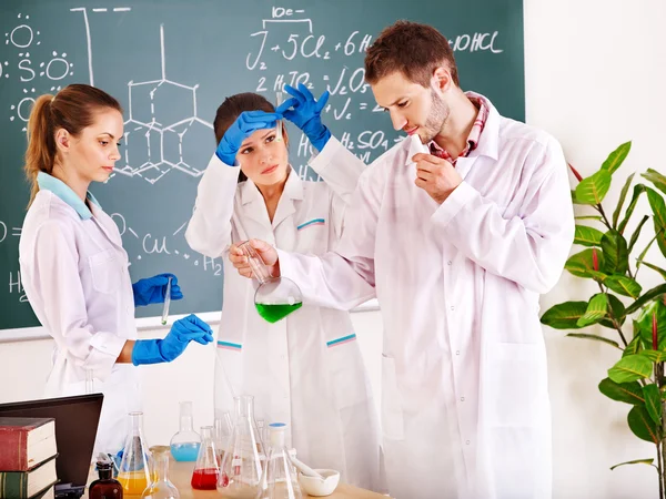 Estudante de química em grupo em sala de aula . — Fotografia de Stock