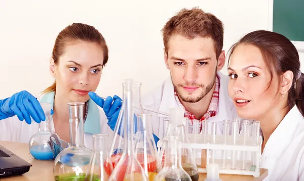 Estudante de química de grupo com frasco . — Fotografia de Stock