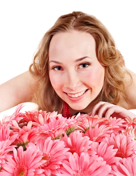 Gelukkig jonge vrouw bedrijf bloemen. — Stockfoto