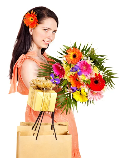 Dziewczyna z wiosna kwiatów, torba na zakupy i pudełko. — Zdjęcie stockowe