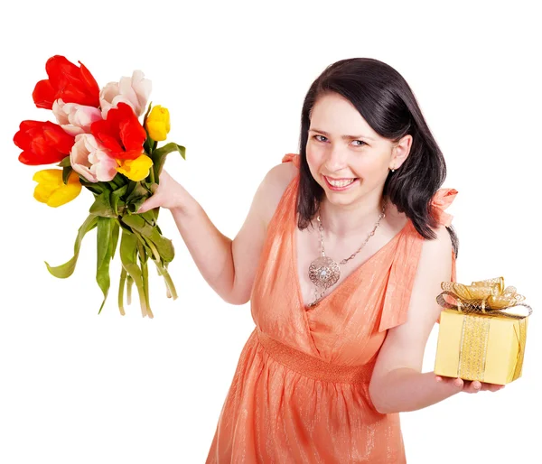 Dívka s jarní květiny a dárkové krabice. — Stock fotografie