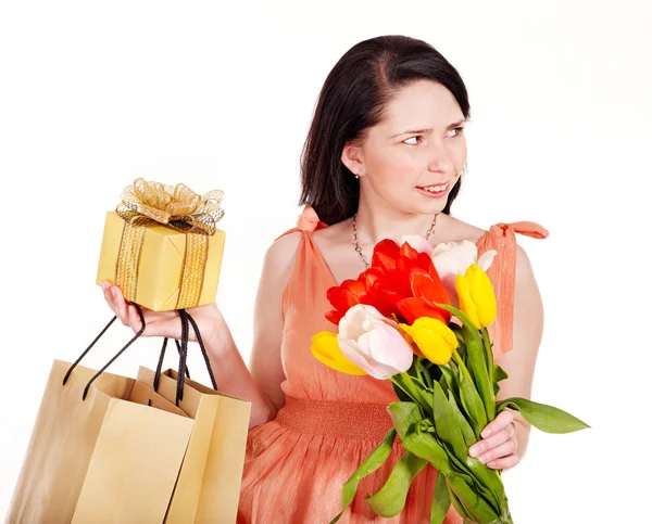 Bahar çiçek, alışveriş çantası ve hediye kutusu ile kız. — Stok fotoğraf