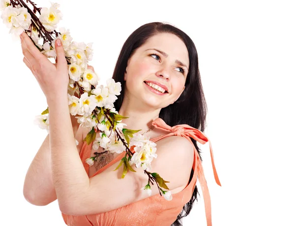 Красивая девушка с весенним цветком и бабочкой . — стоковое фото