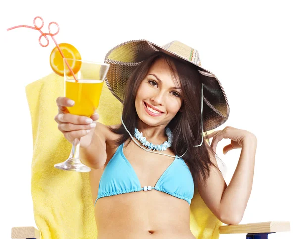 Chica en bikini bebiendo jugo de naranja . —  Fotos de Stock