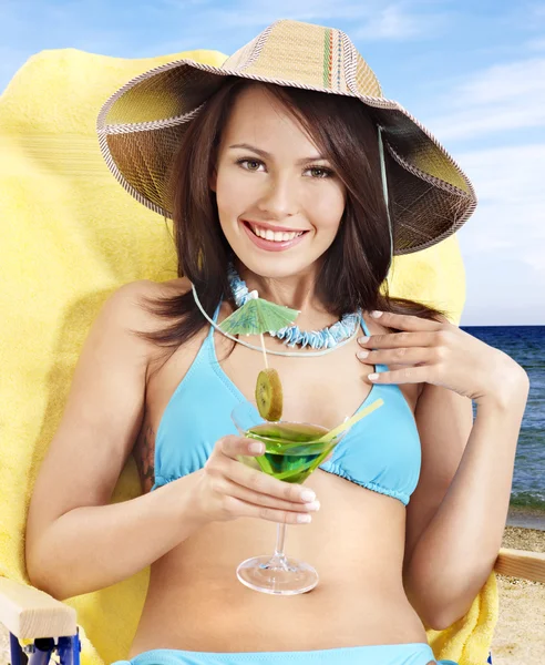 Fille en bikini boire cocktail . — Photo