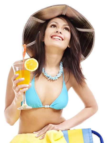 Dziewczyna w bikini picie soku pomarańczowego. — Zdjęcie stockowe