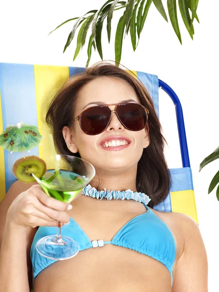 Mädchen im Bikini trinkt Cocktail. — Stockfoto