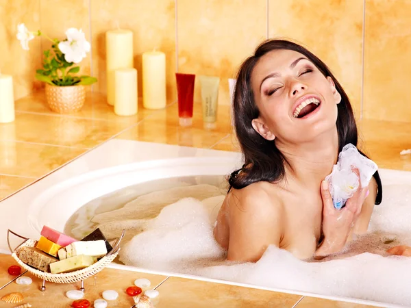 Жінка приймає бульбашкову ванну . — стокове фото