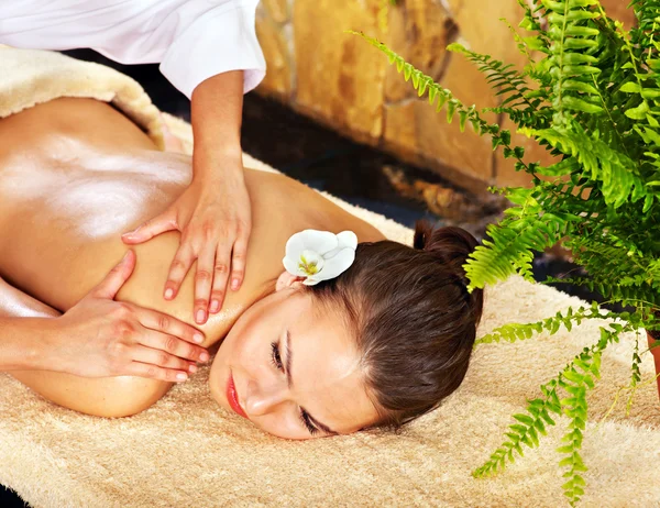Młoda kobieta dostaje masaż w spa. — Zdjęcie stockowe
