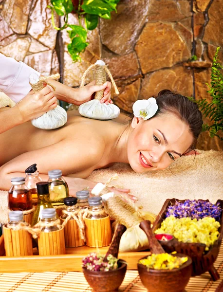 Frau bekommt Thai Kräuterkompresse Massage . — Stockfoto