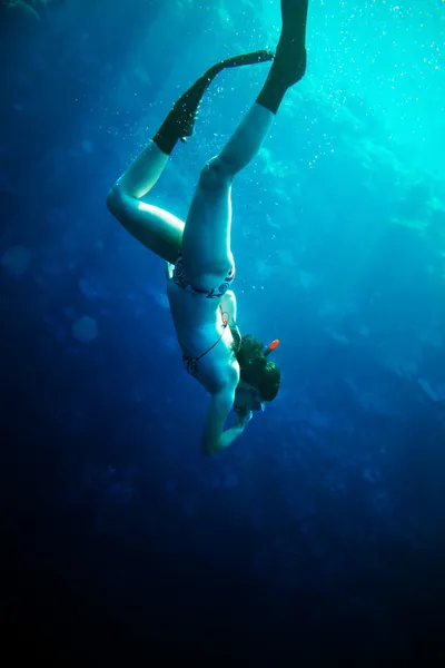 Dykare kvinna i blått vatten. — Stockfoto