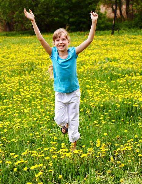 Счастливый ребенок бежит в поле . — стоковое фото
