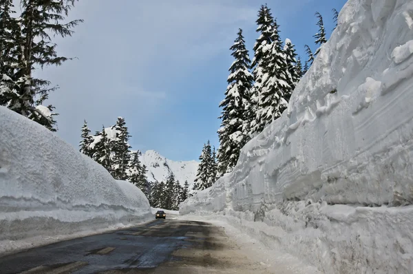 Hluboký sníh podél vozovky — Stock fotografie