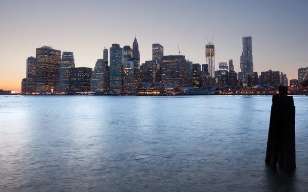 Бруклінський міст по відношенню до нижнього Манхеттена — стокове фото