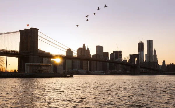 ロウアー ・ マンハッタンに向かってブルックリン橋 — ストック写真