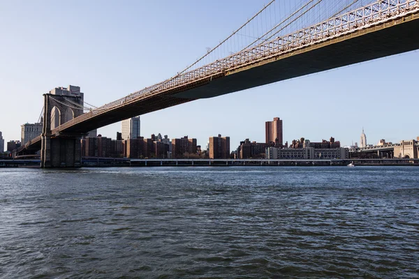 Бруклинский мост в сторону центра Манхэттена — стоковое фото