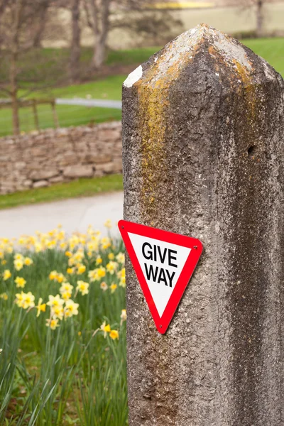 Podać sposób znak na stary kamień gatepost — Zdjęcie stockowe