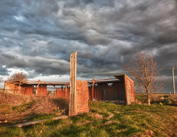 Granero abandonado en tormenta — Foto de Stock