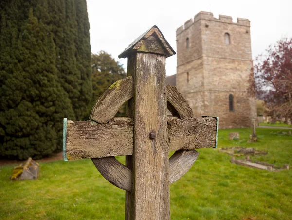 Vecchia croce di legno nel cimitero di Stokesay — Foto Stock