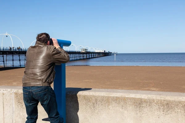Hombre mayor mirando sobre la playa en Southport — Foto de Stock
