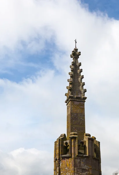루드 로우 타워의 교구 교회에 새겨진된 첨탑 — 스톡 사진