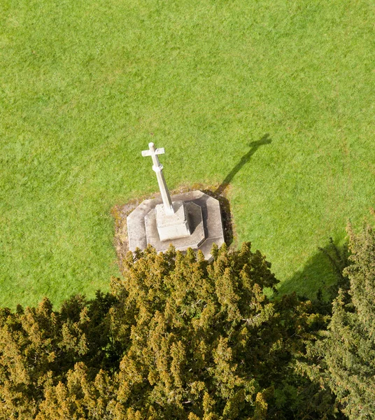 Cruz esculpida da torre da igreja paroquial de Ludlow — Fotografia de Stock