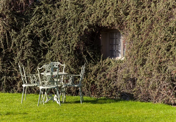 Trädgårdsbord och stolar på gräsmattan — Stockfoto