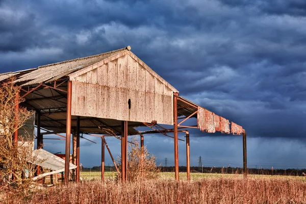 Granero abandonado en tormenta — Foto de Stock