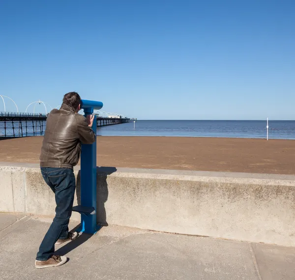 Älterer Mann blickt über Strand am Südhafen — Stockfoto