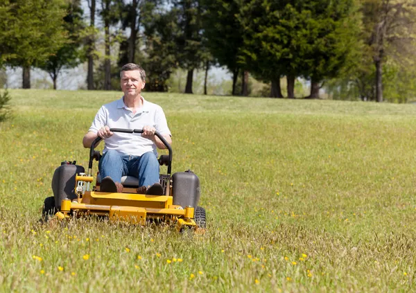 Starší muž na nulu zapnout trávník sekačky — Stock fotografie