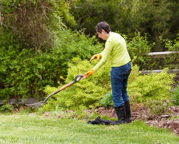 Lady jardinero tira el tenedor en la frustración — Foto de Stock