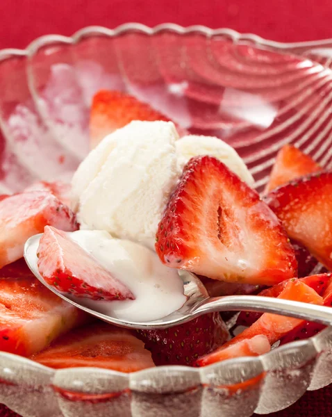 Fresh sliced strawberries in glass dish — Stock Photo, Image