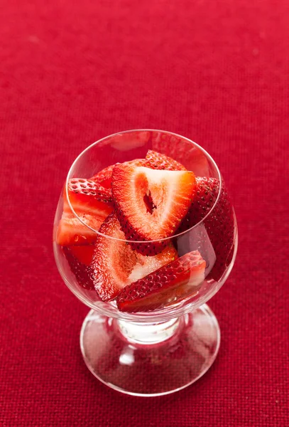 Vers gesneden aardbeien in glas schotel — Stockfoto