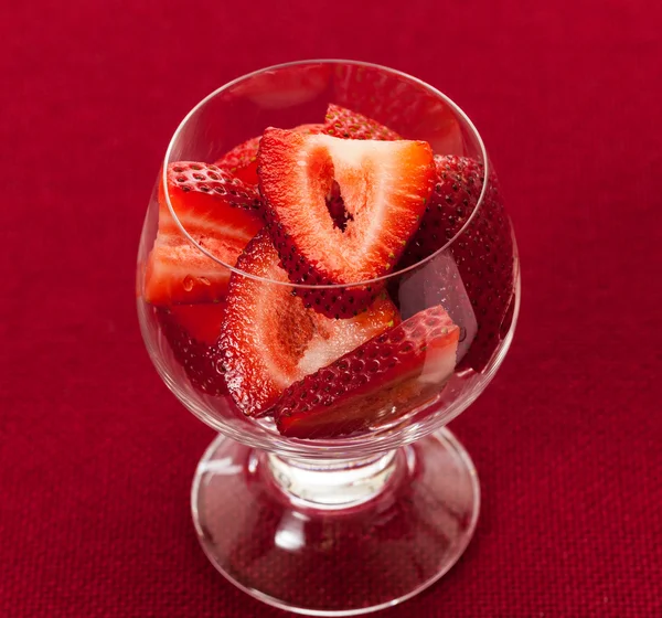 Fresas frescas en rodajas en plato de vidrio — Foto de Stock