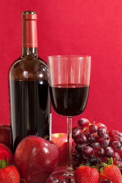 Rode fles wijn en fruit met glas — Stockfoto