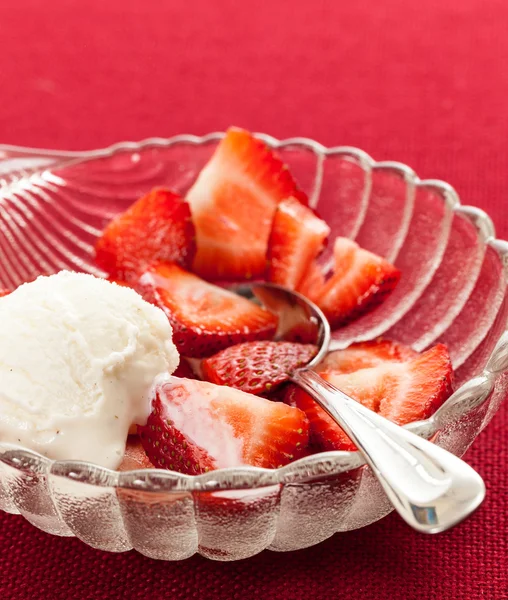 유리 접시에 신선한 슬라이스 딸기 — 스톡 사진