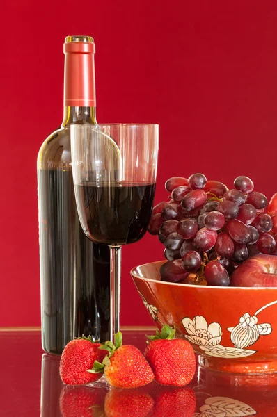 Bouteille de vin rouge et fruits avec verre — Photo