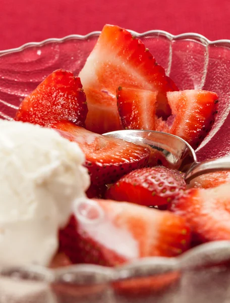 Färska skivade jordgubbar i glasskål — Stockfoto