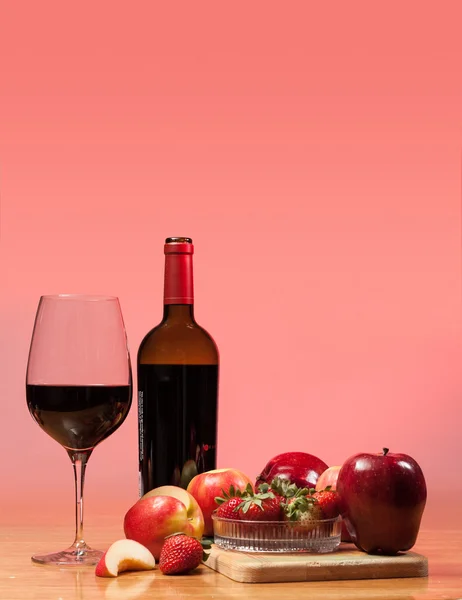 Kırmızı şarap şişe ve cam ile meyve — Stok fotoğraf