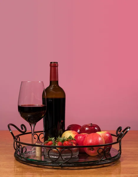 Пляшка червоного вина та фрукти зі склянкою — стокове фото