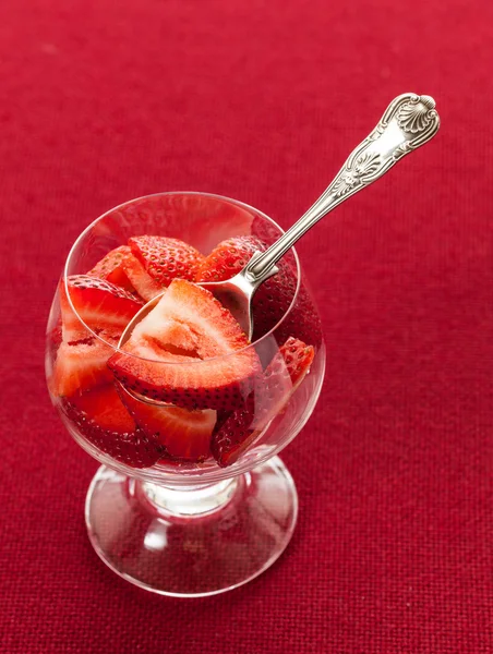 ガラス皿にスライス、新鮮なイチゴ — ストック写真