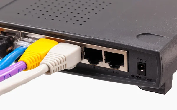 Cat 5-kabels in meerdere kleuren in router — Stockfoto