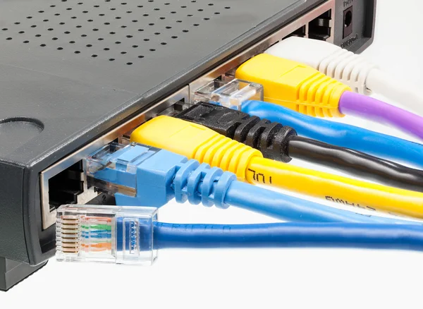 Cables Cat 5 en múltiples colores en router —  Fotos de Stock