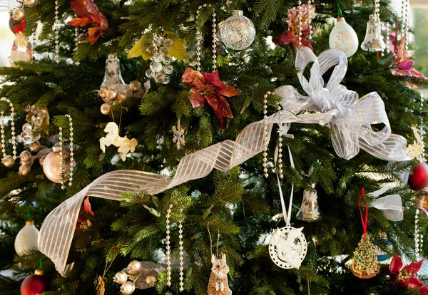 Geschmückter Weihnachtsbaum zu Hause — Stockfoto