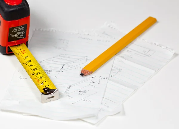 Lápis de carpinteiro e regra sobre planos — Fotografia de Stock