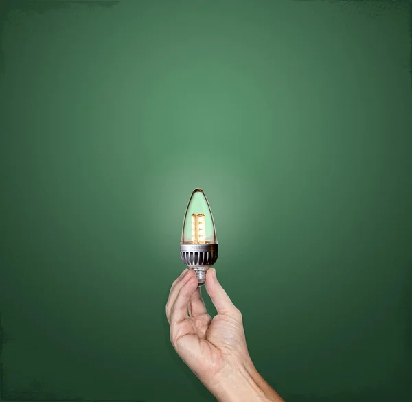 一个聪明的主意导致灯泡在手 — 图库照片