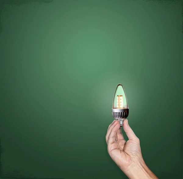 Ljus idé ledde glödlampa i hand — Stockfoto