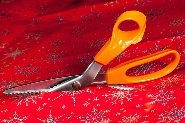 Pinking shears or scissors cutting — Stock Photo, Image